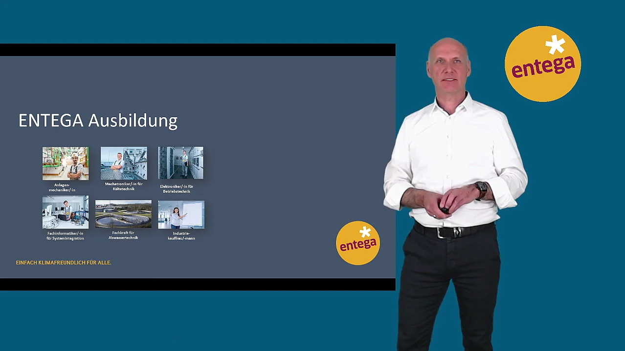 Der Ausbildungsleiter der ENTEGA führt in einem virtuellen Studio durch einen Vortrag.