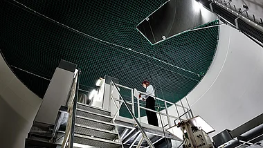 Techniker inspiziert eine Anlage im Industriebereich.