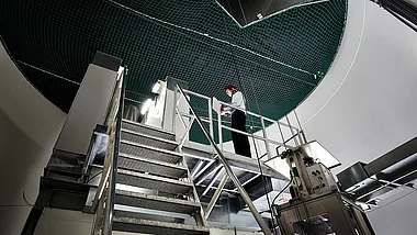 Techniker inspiziert eine Anlage im Industriebereich.