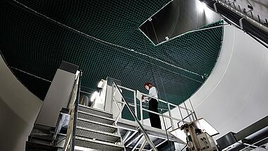 Techniker inspiziert eine Anlage im Industriebereich.