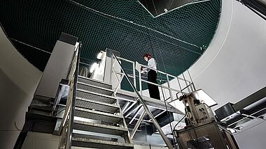 Techniker inspiziert eine Anlage im Industriebereich.