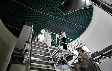 Techniker inspiziert eine Anlage im Industriebereich.