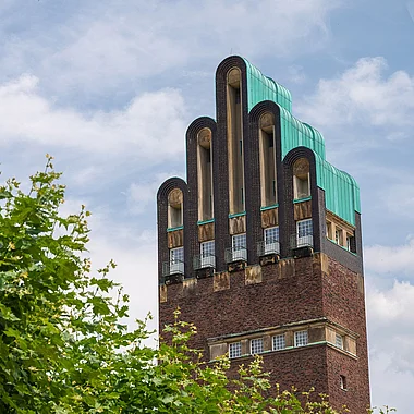 Der Hochzeitsturm in Darmstadt. Detailierte Ansicht eines Jugendstilgebäudes mit grünem Kupferdach.