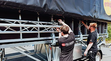 Techniker bauen die mobile ENTEGA Bühne auf.