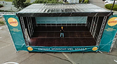 Die aufgebaute ENTEGA Bühne aus der Vogelperspektive. 