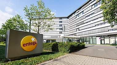 Der ENTEGA Hauptsitz in Darmstadt. Modernes Bürogebäude mit Grünflächen und Parkplätzen.