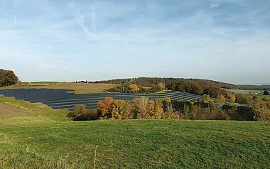 Solarmodule auf einer Hügellandschaft erzeugen erneuerbare Energie.