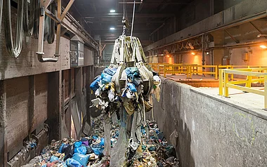 Blick in den Müllbunker des Müllheizkraftwerks Darmstadt