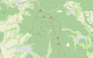 Topografische Karte zeigt Hügellandschaft mit Flüssen und Straßen.