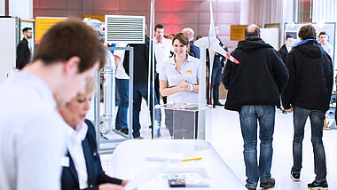 Mitarbeiter präsentieren das Leistungsspektrum der ENTEGA auf einer Messe für erneuerbare Energien.