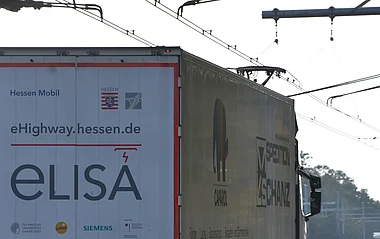 LKW fährt auf einer Autobahn, aufgenommen aus der Vogelperspektive.