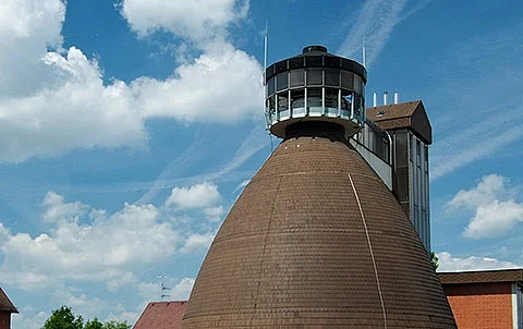 Abwasserbehandlungsanlage mit Klärbecken und Technikgebäude.