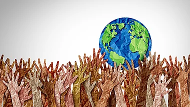 Viele Hände reichen nach einer Darstellung der Erde.