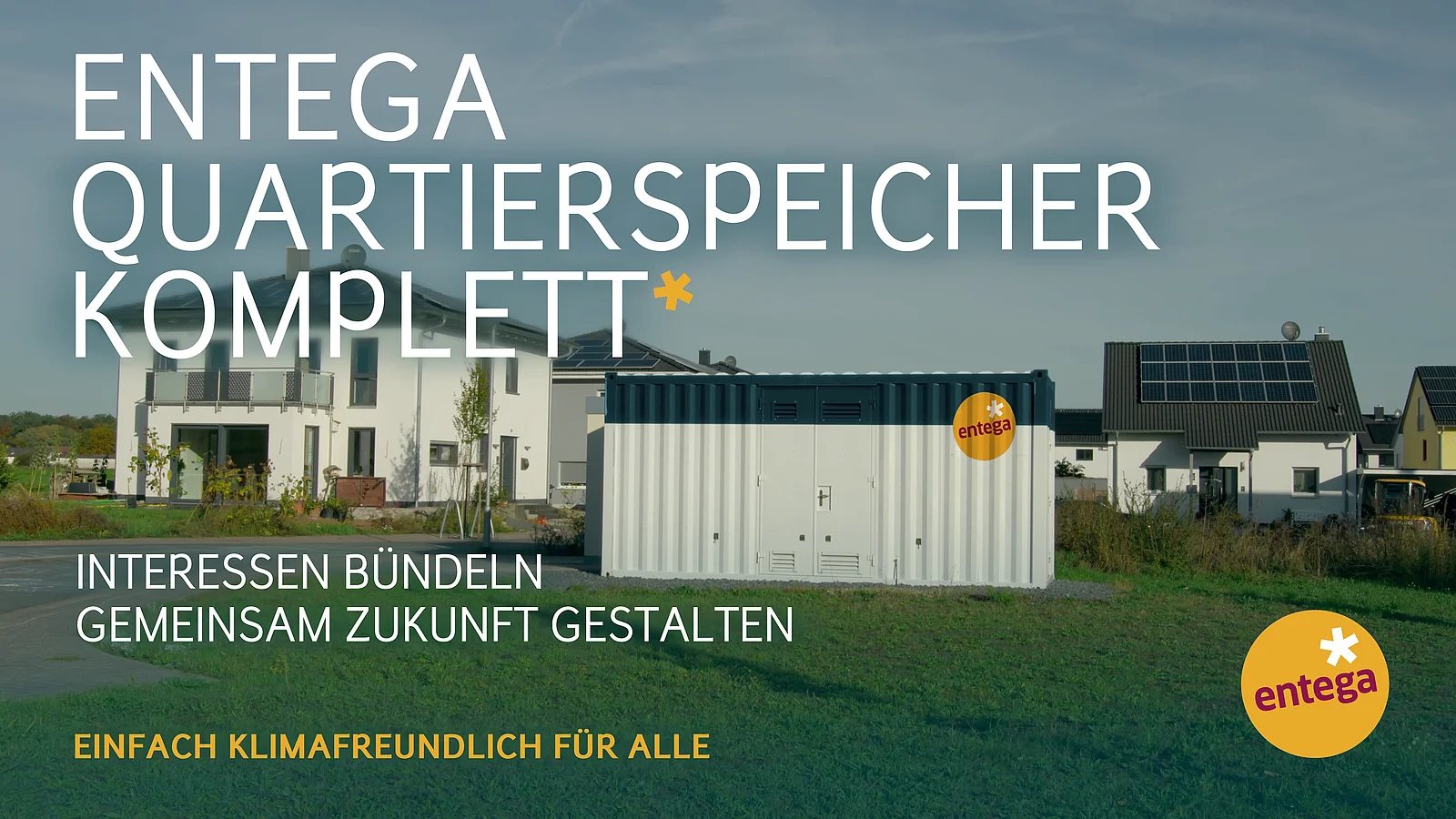Solarmodule auf einem Flachdach zur Stromerzeugung. Werbemotiv für "ENTEGA Quartierspeicher komplett".
