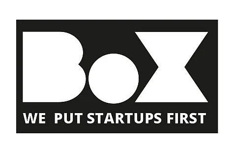 BoX-Logo mit stilisiertem, geometrischen Muster in Schwarz und Weiß.