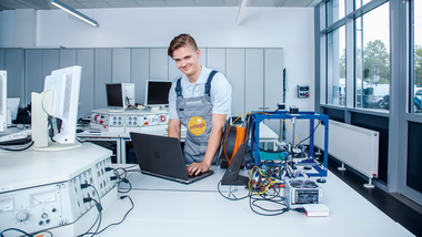 Techniker arbeitet in einem Labor mit elektronischen Geräten.