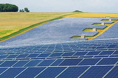 Solarmodule auf einem Feld erzeugen erneuerbare Energie.