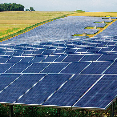 Solarmodule auf einem Feld erzeugen erneuerbare Energie.