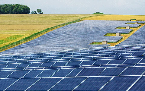 Solarmodule auf einem Feld erzeugen erneuerbare Energie.