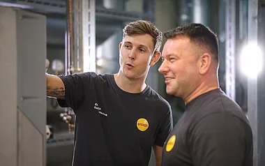 Techniker inspiziert eine Anlage mit Kollege.