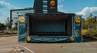 Das Bild zeigt die aufgebaute mobile ENTEGA Bühne.