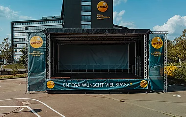 Das Bild zeigt die aufgebaute mobile ENTEGA Bühne.