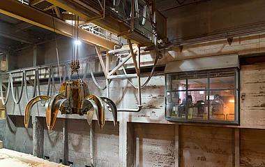 Greifarm bewegt sich über dem Müllbunker des Mullheizkraftwerks.