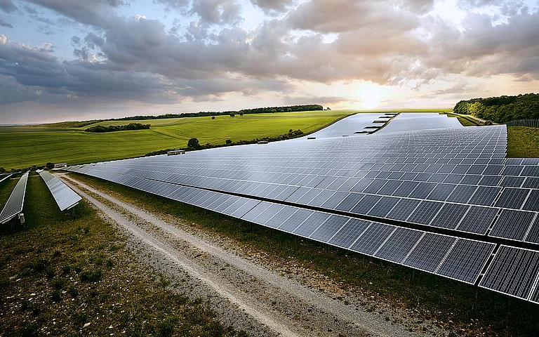 Solarmodule auf einer Hügelkuppe erzeugen erneuerbare Energie.
