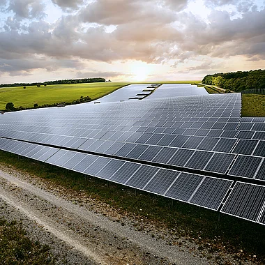 Solarmodule auf einer Hügelkuppe erzeugen erneuerbare Energie.