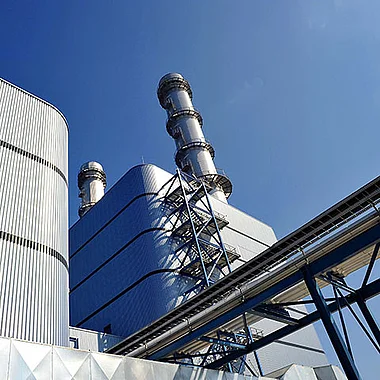 Industrielle Rohre und Stahlkonstruktionen zeigen eine technische Anlage.