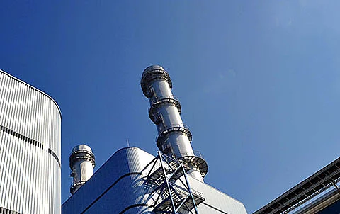 Industrielle Rohre und Stahlkonstruktionen zeigen eine technische Anlage.