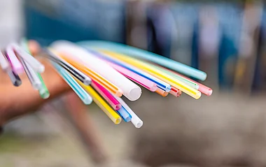 Aufgefächertes Glasfaserrohr mit vielen einzelnen Leerrohren.