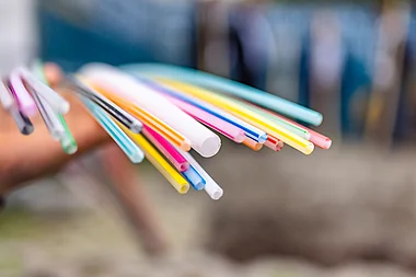 Aufgefächertes Glasfaserrohr mit vielen einzelnen Leerrohren.