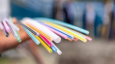 Aufgefächertes Glasfaserrohr mit vielen einzelnen Leerrohren.