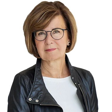 Porträt der ENTEGA-Vorstandsvorsitzenden Dr. Marie-Luise Wolff. Eine lächelnde Frau in Lederjacke und weißem Oberteil.