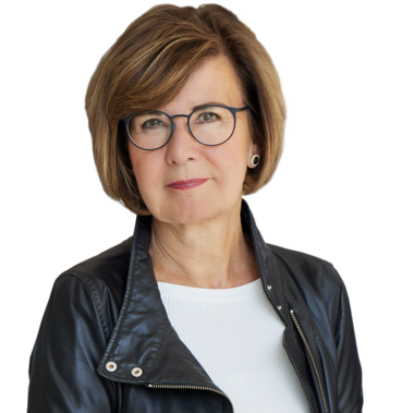 Porträt der ENTEGA-Vorstandsvorsitzenden Dr. Marie-Luise Wolff. Eine lächelnde Frau in Lederjacke und weißem Oberteil.