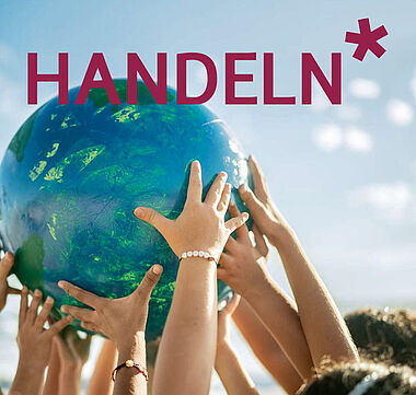 Hände zeigen nach oben, um Hilfe oder Zustimmung zu signalisieren. Sie halten gemeinsam eine Weltkugel.