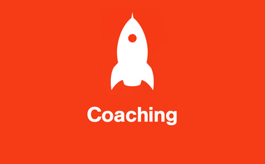 Rakete startet in den Himmel. Auf dem Bild steht der Text "Coaching".