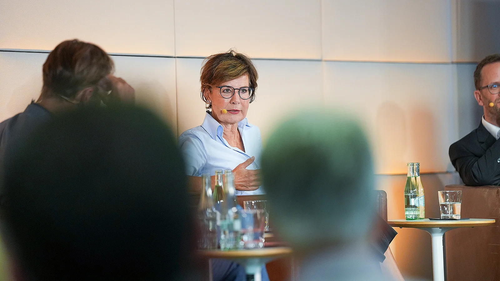 Eine Sprecherin präsentiert vor einer Gruppe von Zuhörern in einem Konferenzraum.