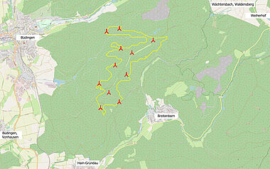 Geländedarstellung mit Höhenlinien und topografischen Details.