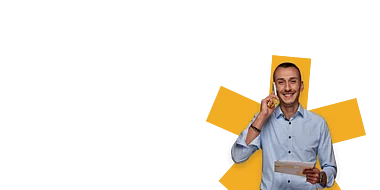 Ein Mann telefoniert lächelnd und hält eine Notiz in der Hand.