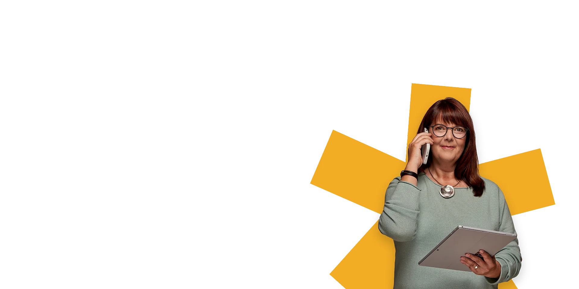 Frau telefoniert und hält ein Tablet in der Hand.