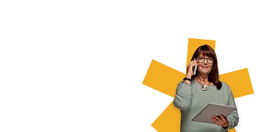 Frau telefoniert und hält ein Tablet in der Hand.