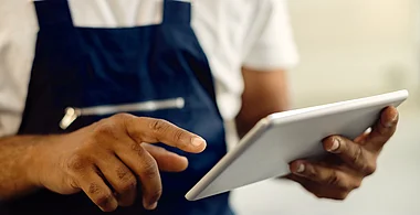 Eine Person bedient ein Tablet mit einem Stift, vermutlich für Notizen oder Zeichnungen.