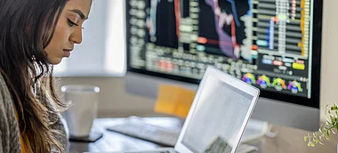 Eine Person analysiert Daten auf einem Laptop-Bildschirm.