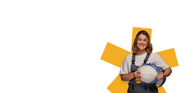 Eine Mitarbeiterin hält einen Helm in der Hand und trägt Arbeitskleidung.