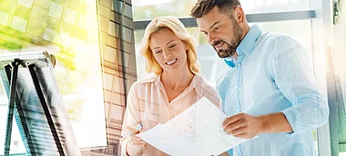 Zwei Fachleute besprechen Daten auf einem Tablet.