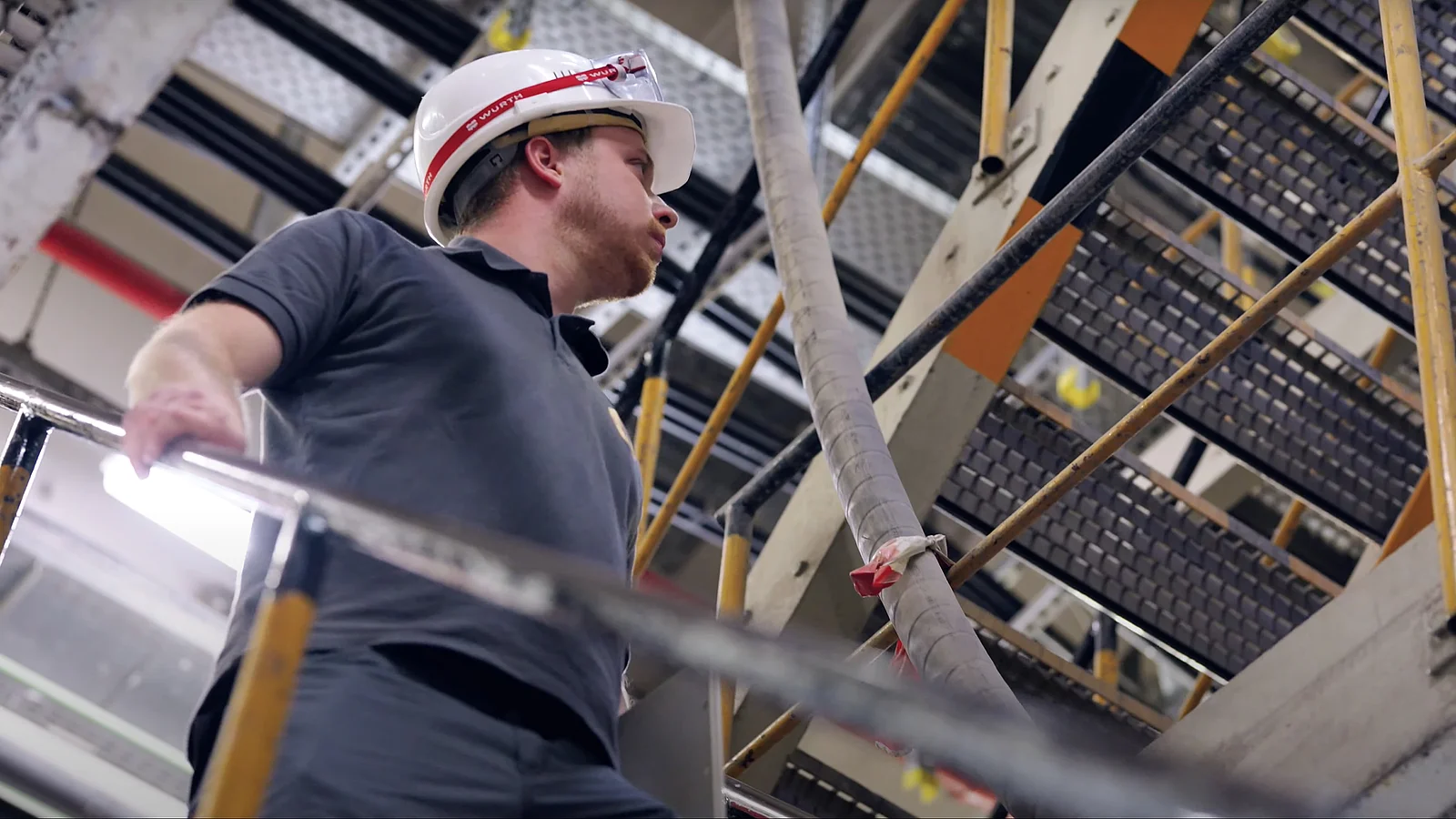 Bauarbeiter inspiziert eine Stahlkonstruktion auf einer Baustelle.