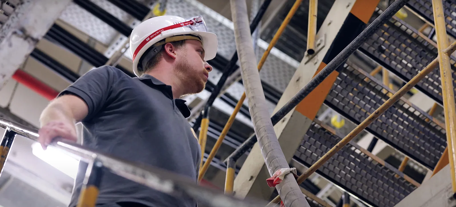 Bauarbeiter inspiziert eine Stahlkonstruktion auf einer Baustelle.