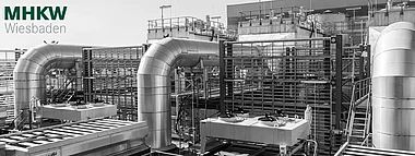 Industrielle Anlage mit Tanks und Rohrleitungen zeigt Produktionsprozesse.